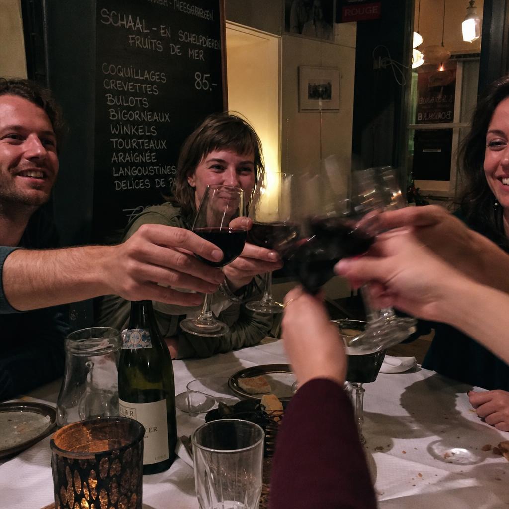 Wijnglazen klinken aan tafel